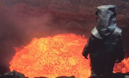 Hərbçi vulkana düşdü, sağ qaldı - FOTO