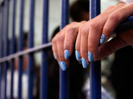 Qadın həbsxanasında biabırçılıq: mühafizəçi iki qadını sevişərkən tutdu