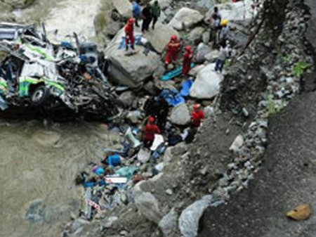 Turistləri aparan avtomobil çaya düşüb - 6 nəfər itkin düşüb