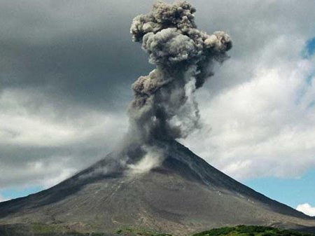 "Sinabunq" püskürdü - İndoneziyada təxliyə gözlənilir