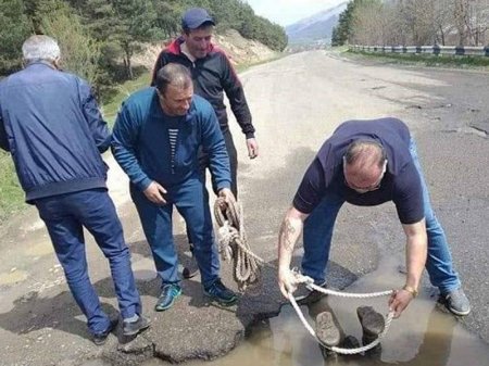 Ermənilər yolda çuxura düşən meyiti belə çıxardılar