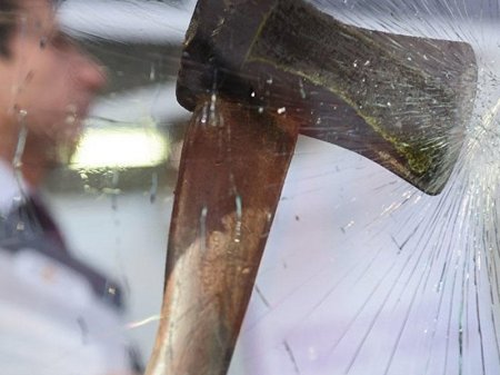 Magistral yolda yan şüşədən çıxardığı baltayla sürücünü hədələdi