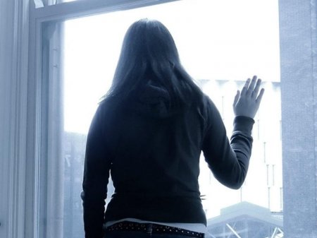 Bakıda qadın uşaqları qayınanasına verib özünü binadan atdı