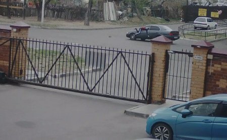 Bir maşın uşağı vurdu, o biri üstündən keçdi, oğlan sağ qaldı