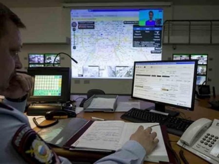 Yeniyetmə sinif yoldaşlarını və müəllimi girov götürdü