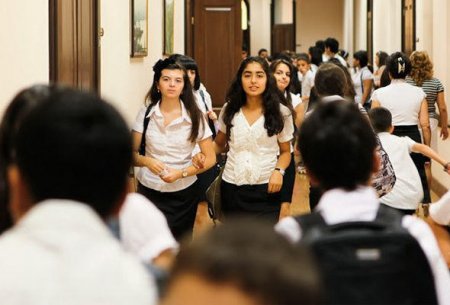 Bakıda şagird məktəbin 2-ci mərtəbəsindən özünü atdı - MƏKTƏBDƏN AÇIQLAMA