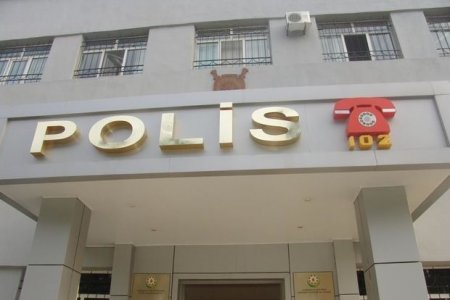 Bayılda polis bölməsi qarşısında adam bıçaqlandı