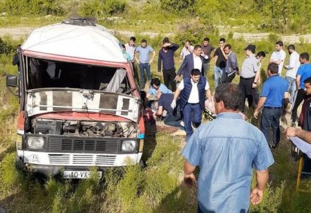 Yevlaxda tələbələrin olduğu mikroavtobus aşdı: Ölənlər var