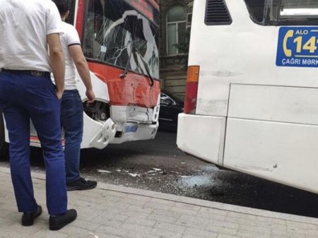 Bakıda zəncirvari qəza: 3 avtobus toqquşdu - FOTO