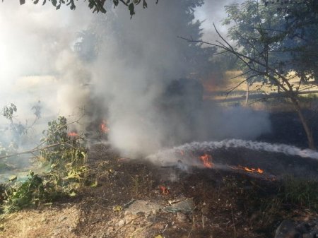 Maşın ağaca çırpılıb yandı: yaralılar var - FOTO