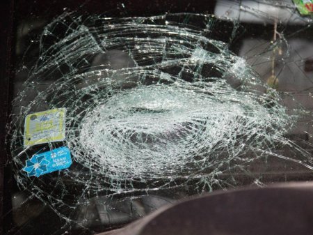 Şəkidə maşın aşdı: 4 nəfər yaralandı, sürücünün xanımı öldü