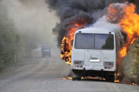 İranda azərbaycanlı zəvvarları daşıyan avtobus yandı